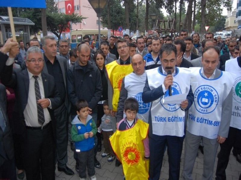 EĞİTİM SENDİKALARI ÖĞRETMENE YAPILAN SALDIRIYI PROTESTO ETTİ