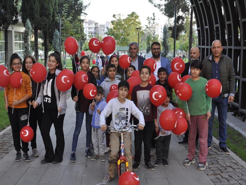 Millet Bahçesinde Ay Yıldızlı Balon dağıtıldı